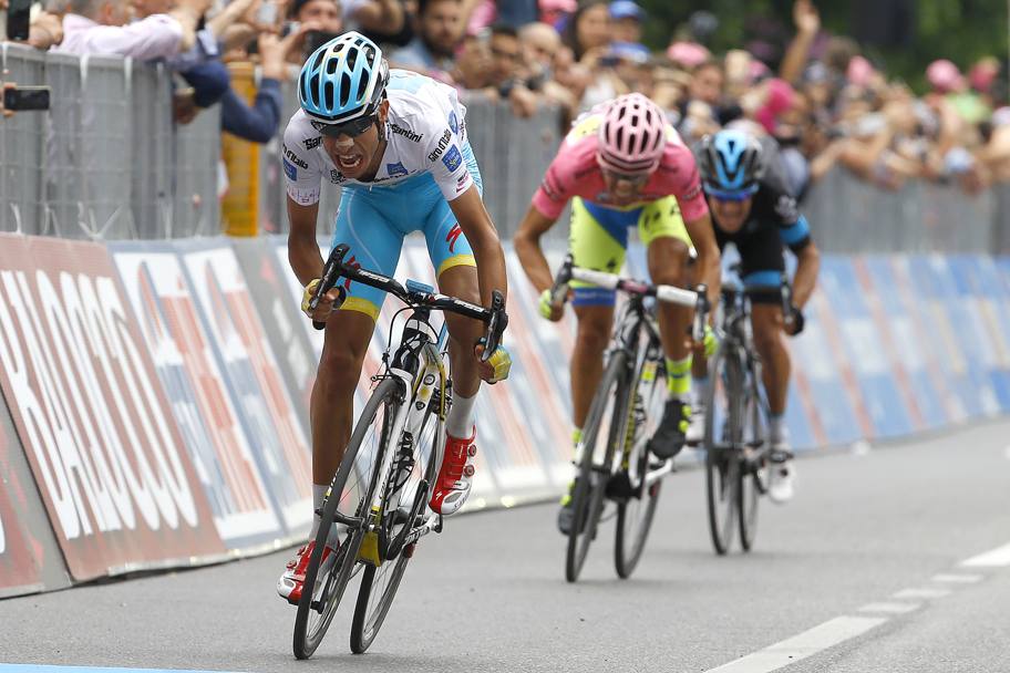 Lo sprint di Aru al traguardo: il sardo ha rosicchiato 1’’ a Contador nella classifica generale. Afp